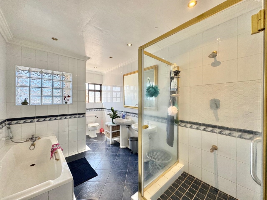 4 Bedroom Property for Sale in Zonnebloem Western Cape